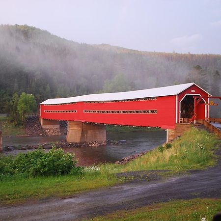 Auberge De La Riviere Matapedia - Matapedia River Lodge Routhierville Kültér fotó
