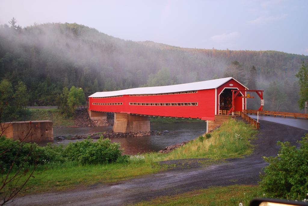 Auberge De La Riviere Matapedia - Matapedia River Lodge Routhierville Kültér fotó